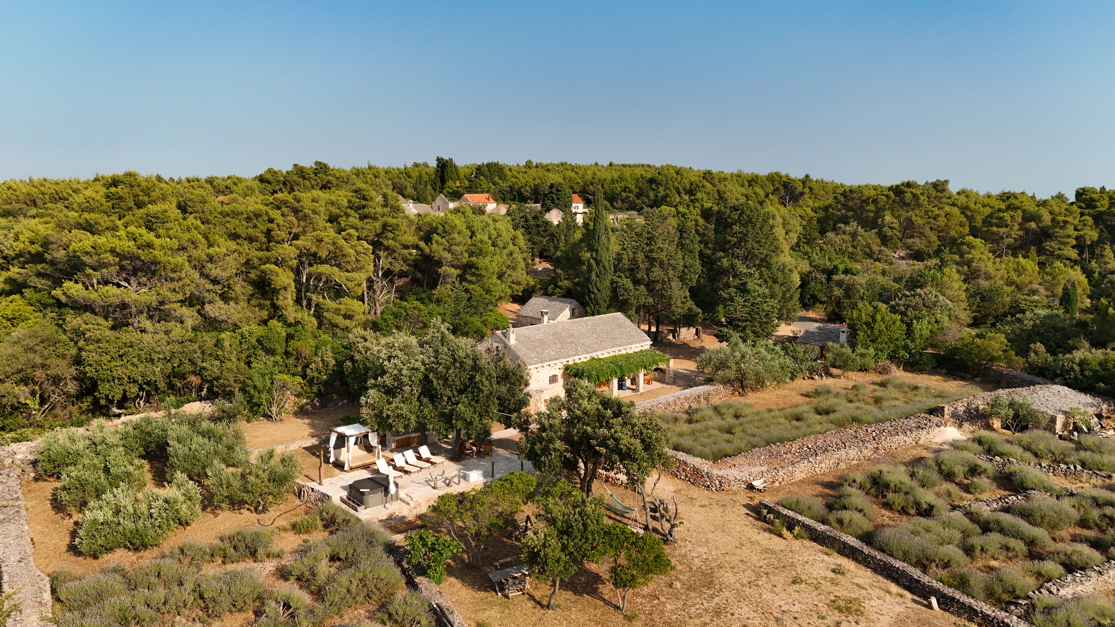Kustlijn bij Zastražišće vanuit de lucht